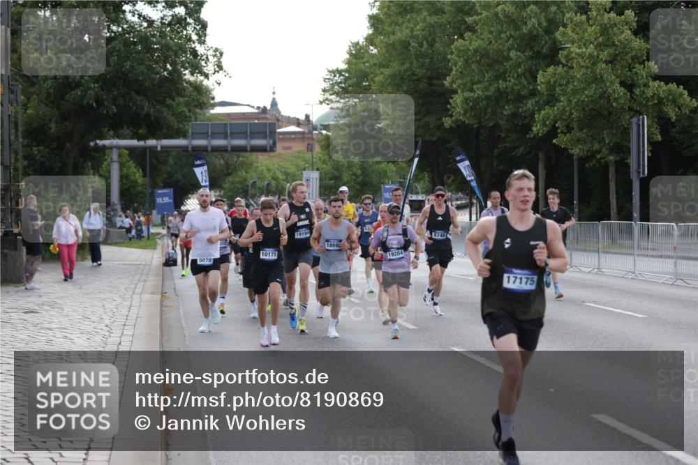 29.06.2025 - hella hamburg halbmarathon Jannik Wohlers http://msf.ph/oto/8190869 29.06.2025 09:44:51 Lombardsbrücke 1758, 1990, 2746, 3043, 4050, 5070, 5328, 5746, 6781, 7272, 7651, 7723, 8209, 8883, 9137, 9381, 10171, 10486, 11169, 11413, 12049, 12595, 12900, 14140, 14289, 15621, 15672, 15883, 16157, 16711, 16713, 16818, 17175, 17374, 17428, 18102, 18692, 18737, 18837, 18871, 19142, 19194, 19202, 19203, 19204 meine-sportfotos.de