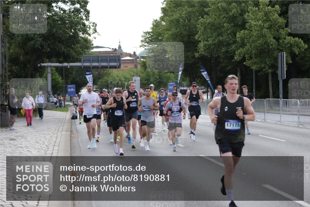 29.06.2025 - hella hamburg halbmarathon Jannik Wohlers http://msf.ph/oto/8190881 29.06.2025 09:44:51 Lombardsbrücke 1758, 1990, 2746, 3043, 4050, 5070, 5328, 5746, 6781, 7272, 7651, 7723, 8209, 8883, 9137, 9381, 10171, 10486, 11169, 11413, 12049, 12595, 12900, 14140, 14289, 15621, 15672, 15883, 16157, 16711, 16713, 16818, 17175, 17374, 17428, 18102, 18692, 18737, 18837, 18871, 19142, 19194, 19202, 19203, 19204 meine-sportfotos.de