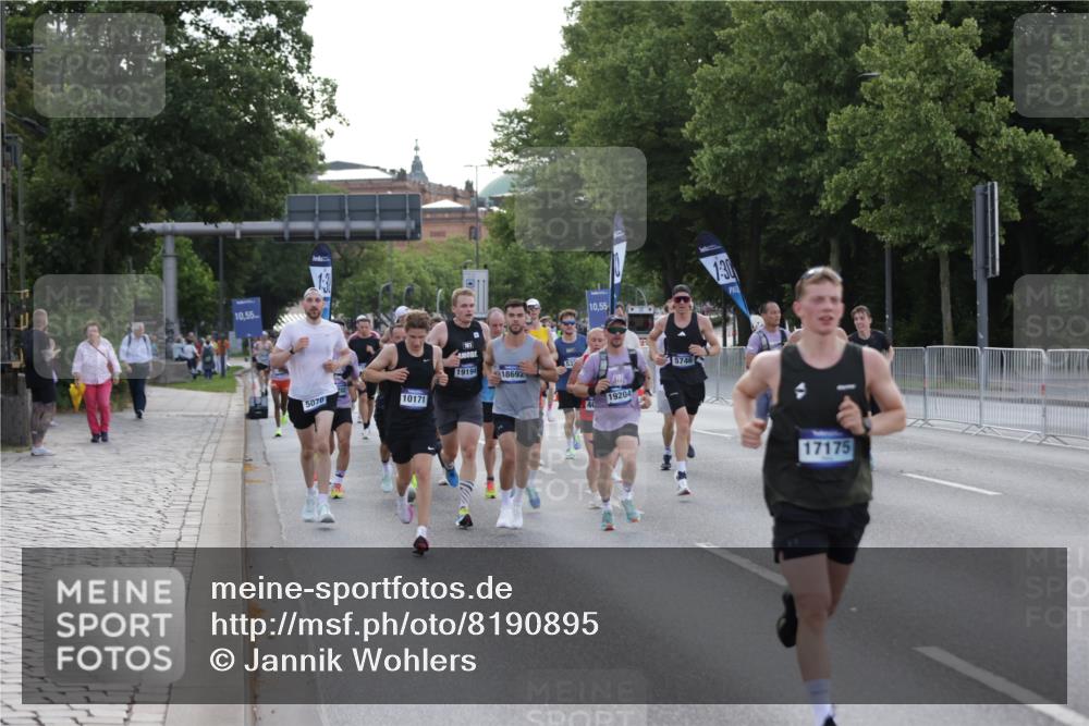 29.06.2025 - hella hamburg halbmarathon Jannik Wohlers http://msf.ph/oto/8190895 29.06.2025 09:44:51 Lombardsbrücke 1758, 1990, 2746, 3043, 4050, 5070, 5328, 5746, 6781, 7272, 7651, 7723, 8209, 8883, 9137, 9381, 10171, 10486, 11169, 11413, 12049, 12595, 12900, 14140, 14289, 15621, 15672, 15883, 16157, 16711, 16713, 16818, 17175, 17374, 17428, 18102, 18692, 18737, 18837, 18871, 19142, 19194, 19202, 19203, 19204 meine-sportfotos.de
