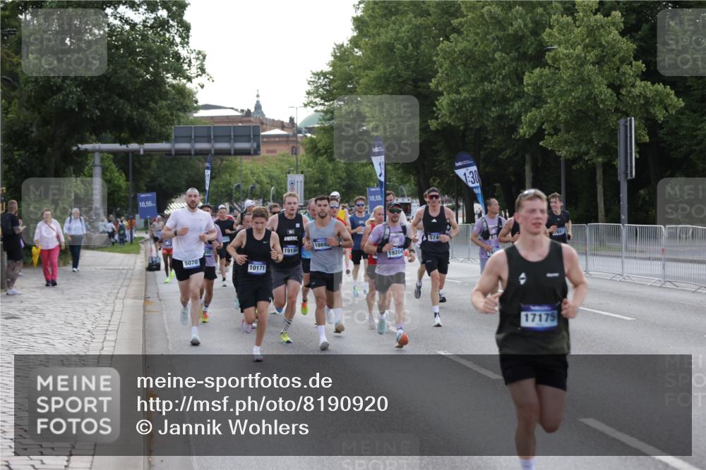29.06.2025 - hella hamburg halbmarathon Jannik Wohlers http://msf.ph/oto/8190920 29.06.2025 09:44:51 Lombardsbrücke 1758, 1990, 2746, 3043, 4050, 5070, 5328, 5746, 6781, 7272, 7651, 7723, 8209, 8883, 9137, 9381, 10171, 10486, 11169, 11413, 12049, 12595, 12900, 14140, 14289, 15621, 15672, 15883, 16157, 16711, 16713, 16818, 17175, 17374, 17428, 18102, 18692, 18737, 18837, 18871, 19142, 19194, 19202, 19203, 19204 meine-sportfotos.de