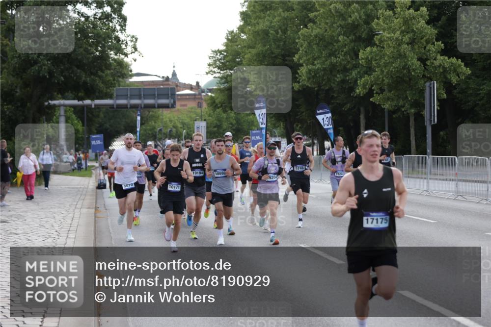 29.06.2025 - hella hamburg halbmarathon Jannik Wohlers http://msf.ph/oto/8190929 29.06.2025 09:44:51 Lombardsbrücke 1758, 1990, 2746, 3043, 4050, 5070, 5328, 5746, 6781, 7272, 7651, 7723, 8209, 8883, 9137, 9381, 10171, 10486, 11169, 11413, 12049, 12595, 12900, 14140, 14289, 15621, 15672, 15883, 16157, 16711, 16713, 16818, 17175, 17374, 17428, 18102, 18692, 18737, 18837, 18871, 19142, 19194, 19202, 19203, 19204 meine-sportfotos.de