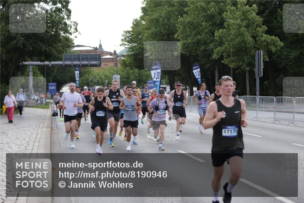 29.06.2025 - hella hamburg halbmarathon Jannik Wohlers http://msf.ph/oto/8190946 29.06.2025 09:44:51 Lombardsbrücke 1758, 1990, 2746, 3043, 4050, 5070, 5328, 5746, 6781, 7272, 7651, 7723, 8209, 8883, 9137, 9381, 10171, 10486, 11169, 11413, 12049, 12595, 12900, 14140, 14289, 15621, 15672, 15883, 16157, 16711, 16713, 16818, 17175, 17374, 17428, 18102, 18692, 18737, 18837, 18871, 19142, 19194, 19202, 19203, 19204 meine-sportfotos.de