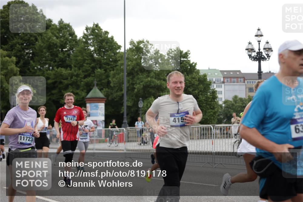 29.06.2025 - hella hamburg halbmarathon Jannik Wohlers http://msf.ph/oto/8191178 29.06.2025 11:13:05 Lombardsbrücke 2093, 2247, 2847, 3317, 3561, 4158, 4214, 4675, 4688, 5330, 5335, 6006, 6398, 6480, 6505, 6730, 7343, 7719, 7806, 8396, 8424, 8426, 8510, 8630, 8736, 8737, 8742, 8874, 8961, 9421, 10134, 10137, 10588, 10765, 10839, 10909, 10948, 11096, 11693, 11723, 11964, 12455, 12804, 12805, 12863, 13217, 14220, 14254, 14768, 14781, 14984, 15449, 16812, 18783 meine-sportfotos.de