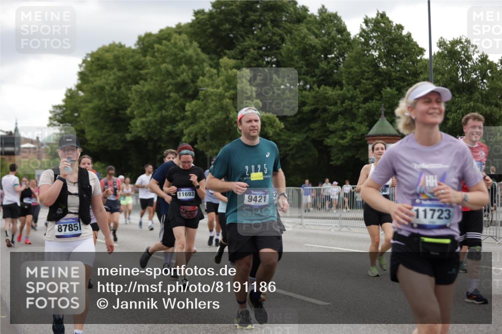 29.06.2025 - hella hamburg halbmarathon Jannik Wohlers http://msf.ph/oto/8191186 29.06.2025 11:13:06 Lombardsbrücke 2093, 2247, 2847, 3317, 3561, 4158, 4214, 4675, 4688, 5330, 5335, 6006, 6398, 6480, 6505, 6730, 7343, 7719, 8396, 8424, 8426, 8510, 8630, 8736, 8737, 8742, 8874, 8961, 9421, 10134, 10137, 10588, 10765, 10839, 10909, 10948, 11096, 11693, 11723, 11964, 12455, 12804, 12805, 12863, 13217, 13696, 14190, 14220, 14254, 14768, 14781, 14984, 15449, 16812, 18398, 18783 meine-sportfotos.de