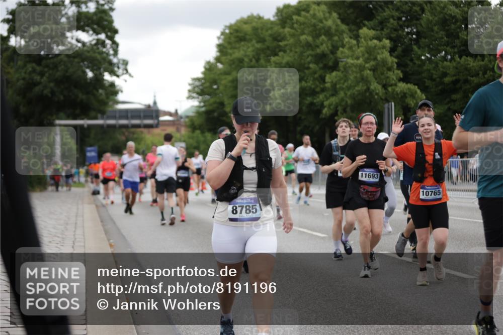 29.06.2025 - hella hamburg halbmarathon Jannik Wohlers http://msf.ph/oto/8191196 29.06.2025 11:13:07 Lombardsbrücke 2093, 2247, 2847, 3317, 3561, 4158, 4214, 4675, 4688, 5330, 5335, 6006, 6398, 6480, 6505, 6730, 7343, 7719, 8396, 8424, 8426, 8510, 8630, 8736, 8737, 8742, 8874, 8961, 9421, 10134, 10137, 10588, 10765, 10839, 10909, 10948, 11096, 11693, 11723, 11964, 12455, 12804, 12805, 12863, 13217, 13696, 14190, 14220, 14254, 14768, 14781, 14817, 14984, 15449, 16812, 18398, 18783 meine-sportfotos.de