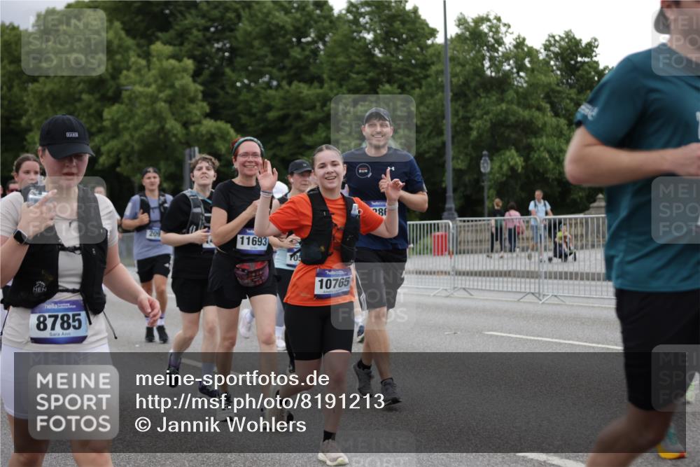 29.06.2025 - hella hamburg halbmarathon Jannik Wohlers http://msf.ph/oto/8191213 29.06.2025 11:13:08 Lombardsbrücke 2093, 2247, 2847, 3317, 3561, 4158, 4214, 4675, 4688, 5335, 6006, 6398, 6480, 6505, 6730, 7343, 7719, 8396, 8424, 8426, 8510, 8630, 8736, 8737, 8742, 8874, 8961, 9421, 10134, 10137, 10588, 10765, 10839, 10909, 10948, 11096, 11693, 11723, 11964, 12455, 12804, 12805, 12863, 13217, 13696, 14190, 14220, 14254, 14768, 14781, 14817, 14984, 15449, 16812, 18398, 18783 meine-sportfotos.de