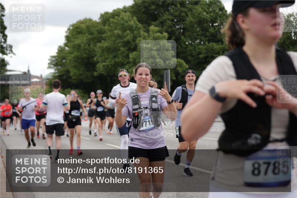 29.06.2025 - hella hamburg halbmarathon Jannik Wohlers http://msf.ph/oto/8191365 29.06.2025 11:13:10 Lombardsbrücke 2093, 2847, 3317, 3561, 4158, 4214, 5592, 6006, 6480, 6505, 6730, 7343, 7719, 8396, 8424, 8426, 8630, 8736, 8737, 8742, 8874, 8951, 8961, 9421, 10134, 10137, 10588, 10765, 10839, 10909, 10948, 11096, 11215, 11693, 11723, 11964, 12455, 12804, 12805, 12863, 13217, 13325, 13337, 13696, 14190, 14220, 14254, 14444, 14768, 14781, 14817, 14984, 15449, 15485, 16812, 18398, 18783 meine-sportfotos.de