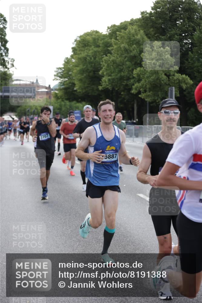 29.06.2025 - hella hamburg halbmarathon Jannik Wohlers http://msf.ph/oto/8191388 29.06.2025 09:45:11 Lombardsbrücke 57, 1707, 1990, 2689, 3043, 4129, 4679, 4698, 4749, 5328, 5746, 5826, 6358, 7389, 7481, 7651, 7723, 8190, 8209, 8883, 9571, 9634, 10017, 10876, 11120, 11413, 11857, 12234, 12308, 12691, 12988, 13066, 13618, 14028, 14395, 14466, 14784, 15621, 15826, 15887, 16712, 17151, 17191, 17197, 17802, 18099, 18102, 18177, 19202, 19203 meine-sportfotos.de