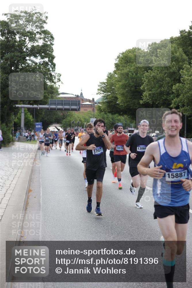 29.06.2025 - hella hamburg halbmarathon Jannik Wohlers http://msf.ph/oto/8191396 29.06.2025 09:45:11 Lombardsbrücke 57, 1707, 1990, 2689, 3043, 4129, 4679, 4698, 4749, 5328, 5746, 5826, 6358, 7389, 7481, 7651, 7723, 8190, 8209, 8883, 9571, 9634, 10017, 10876, 11120, 11413, 11857, 12234, 12308, 12691, 12988, 13066, 13618, 14028, 14395, 14466, 14784, 15621, 15826, 15887, 16712, 17151, 17191, 17197, 17802, 18099, 18102, 18177, 19202, 19203 meine-sportfotos.de