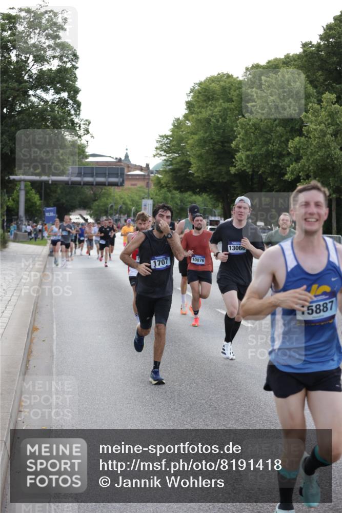 29.06.2025 - hella hamburg halbmarathon Jannik Wohlers http://msf.ph/oto/8191418 29.06.2025 09:45:11 Lombardsbrücke 57, 1707, 1990, 2689, 3043, 4129, 4679, 4698, 4749, 5328, 5746, 5826, 6358, 7389, 7481, 7651, 7723, 8190, 8209, 8883, 9571, 9634, 10017, 10876, 11120, 11413, 11857, 12234, 12308, 12691, 12988, 13066, 13618, 14028, 14395, 14466, 14784, 15621, 15826, 15887, 16712, 17151, 17191, 17197, 17802, 18099, 18102, 18177, 19202, 19203 meine-sportfotos.de