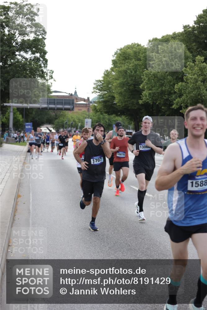 29.06.2025 - hella hamburg halbmarathon Jannik Wohlers http://msf.ph/oto/8191429 29.06.2025 09:45:12 Lombardsbrücke 57, 1707, 1990, 2689, 3043, 4129, 4679, 4698, 4749, 5328, 5826, 6358, 7389, 7481, 7651, 8190, 9571, 9634, 10017, 10876, 11120, 11857, 12234, 12308, 12691, 12988, 13066, 13618, 14028, 14395, 14466, 14784, 15826, 15887, 16712, 17151, 17191, 17197, 17802, 18099, 18102, 18177 meine-sportfotos.de
