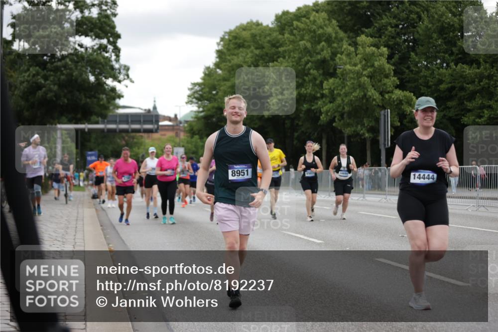 29.06.2025 - hella hamburg halbmarathon Jannik Wohlers http://msf.ph/oto/8192237 29.06.2025 11:13:22 Lombardsbrücke 1077, 1238, 1277, 1280, 2551, 2847, 4071, 4098, 4780, 4987, 5591, 5592, 6006, 6480, 6505, 6730, 6812, 8179, 8736, 8737, 8951, 8961, 9148, 10134, 10137, 11096, 11132, 11215, 12081, 12455, 12805, 13217, 13325, 13337, 13696, 13763, 14190, 14444, 14817, 15449, 15485, 15522, 16207, 16694, 18398, 18783, 19077 meine-sportfotos.de