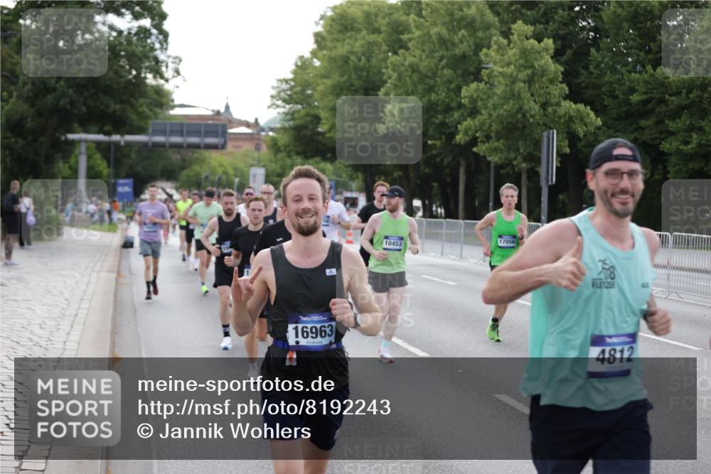 29.06.2025 - hella hamburg halbmarathon Jannik Wohlers http://msf.ph/oto/8192243 29.06.2025 09:45:38 Lombardsbrücke 1080, 1894, 2460, 2525, 3809, 4463, 4812, 6169, 6495, 6878, 7055, 7186, 7880, 8062, 9345, 10270, 10453, 10484, 11199, 12189, 12681, 13167, 13343, 13686, 13754, 14167, 14293, 14548, 14699, 15054, 15115, 15326, 15507, 15835, 16148, 16507, 16695, 16963, 17056, 17117, 17322, 17691, 17768, 18135, 18854, 19022, 19118 meine-sportfotos.de