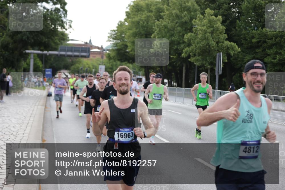 29.06.2025 - hella hamburg halbmarathon Jannik Wohlers http://msf.ph/oto/8192257 29.06.2025 09:45:38 Lombardsbrücke 1080, 1894, 2460, 2525, 3809, 4463, 4812, 6169, 6495, 6878, 7055, 7186, 7880, 8062, 9345, 10270, 10453, 10484, 11199, 12189, 12681, 13167, 13343, 13686, 13754, 14167, 14293, 14548, 14699, 15054, 15115, 15326, 15507, 15835, 16148, 16507, 16695, 16963, 17056, 17117, 17322, 17691, 17768, 18135, 18854, 19022, 19118 meine-sportfotos.de