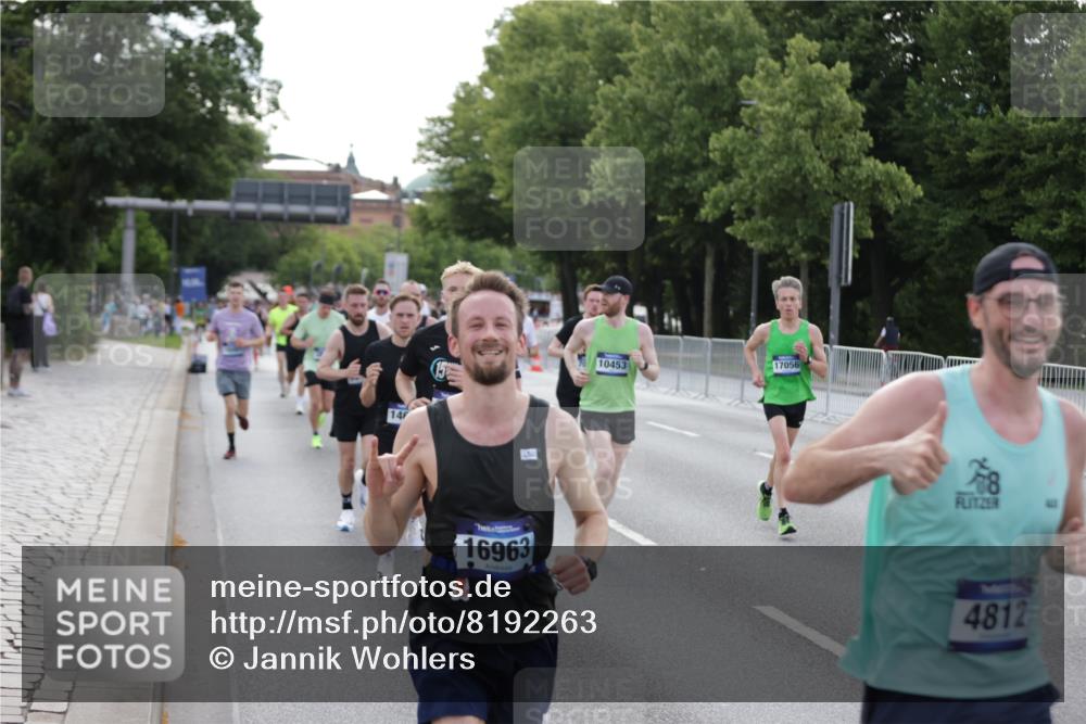 29.06.2025 - hella hamburg halbmarathon Jannik Wohlers http://msf.ph/oto/8192263 29.06.2025 09:45:38 Lombardsbrücke 1080, 1894, 2460, 2525, 3809, 4463, 4812, 6169, 6495, 6878, 7055, 7186, 7880, 8062, 9345, 10270, 10453, 10484, 11199, 12189, 12681, 13167, 13343, 13686, 13754, 14167, 14293, 14548, 14699, 15054, 15115, 15326, 15507, 15835, 16148, 16507, 16695, 16963, 17056, 17117, 17322, 17691, 17768, 18135, 18854, 19022, 19118 meine-sportfotos.de