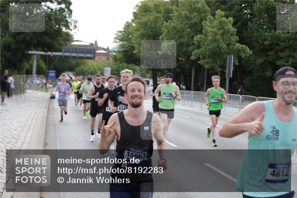 29.06.2025 - hella hamburg halbmarathon Jannik Wohlers http://msf.ph/oto/8192283 29.06.2025 09:45:38 Lombardsbrücke 1080, 1894, 2460, 2525, 3809, 4463, 4812, 6169, 6495, 6878, 7055, 7186, 7880, 8062, 9345, 10270, 10453, 10484, 11199, 12189, 12681, 13167, 13343, 13686, 13754, 14167, 14293, 14548, 14699, 15054, 15115, 15326, 15507, 15835, 16148, 16507, 16695, 16963, 17056, 17117, 17322, 17691, 17768, 18135, 18854, 19022, 19118 meine-sportfotos.de