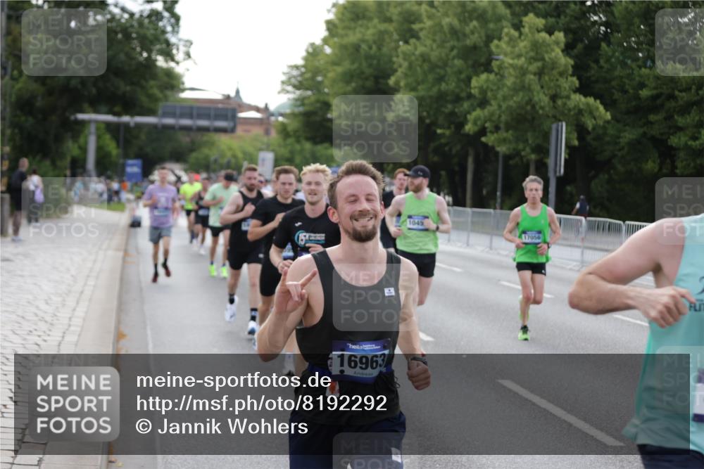 29.06.2025 - hella hamburg halbmarathon Jannik Wohlers http://msf.ph/oto/8192292 29.06.2025 09:45:38 Lombardsbrücke 1080, 1894, 2460, 2525, 3809, 4463, 4812, 6169, 6495, 6878, 7055, 7186, 7880, 8062, 9345, 10270, 10453, 10484, 11199, 12189, 12681, 13167, 13343, 13686, 13754, 14167, 14293, 14548, 14699, 15054, 15115, 15326, 15507, 15835, 16148, 16507, 16695, 16963, 17056, 17117, 17322, 17691, 17768, 18135, 18854, 19022, 19118 meine-sportfotos.de