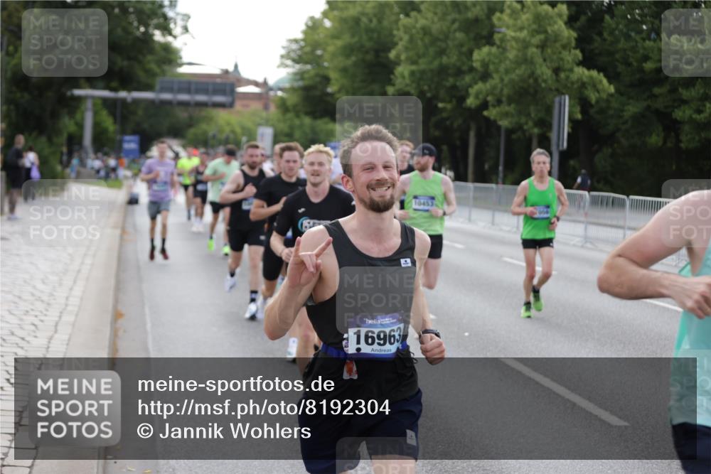 29.06.2025 - hella hamburg halbmarathon Jannik Wohlers http://msf.ph/oto/8192304 29.06.2025 09:45:38 Lombardsbrücke 1080, 1894, 2460, 2525, 3809, 4463, 4812, 6169, 6495, 6878, 7055, 7186, 7880, 8062, 9345, 10270, 10453, 10484, 11199, 12189, 12681, 13167, 13343, 13686, 13754, 14167, 14293, 14548, 14699, 15054, 15115, 15326, 15507, 15835, 16148, 16507, 16695, 16963, 17056, 17117, 17322, 17691, 17768, 18135, 18854, 19022, 19118 meine-sportfotos.de