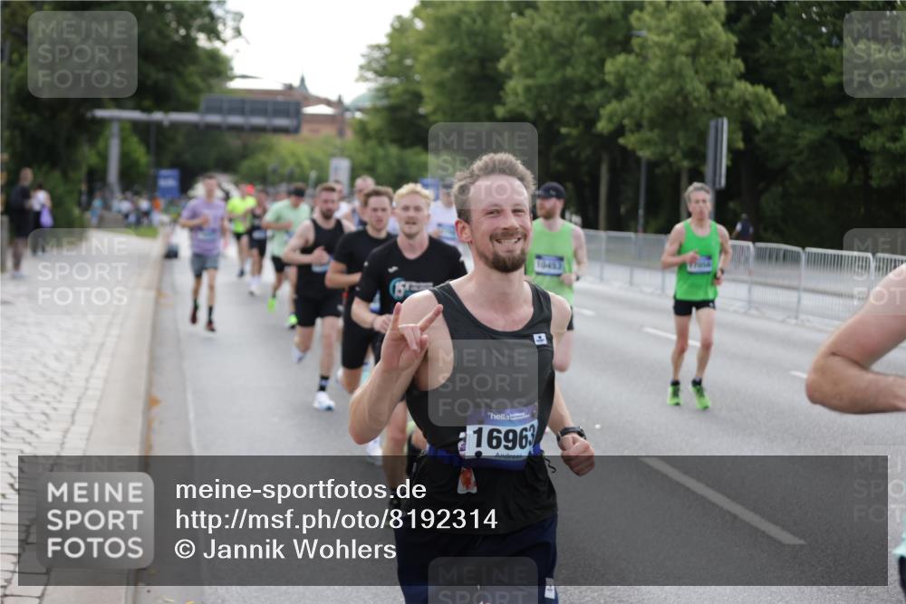 29.06.2025 - hella hamburg halbmarathon Jannik Wohlers http://msf.ph/oto/8192314 29.06.2025 09:45:38 Lombardsbrücke 1080, 1894, 2460, 2525, 3809, 4463, 4812, 6169, 6495, 6878, 7055, 7186, 7880, 8062, 9345, 10270, 10453, 10484, 11199, 12189, 12681, 13167, 13343, 13686, 13754, 14167, 14293, 14548, 14699, 15054, 15115, 15326, 15507, 15835, 16148, 16507, 16695, 16963, 17056, 17117, 17322, 17691, 17768, 18135, 18854, 19022, 19118 meine-sportfotos.de