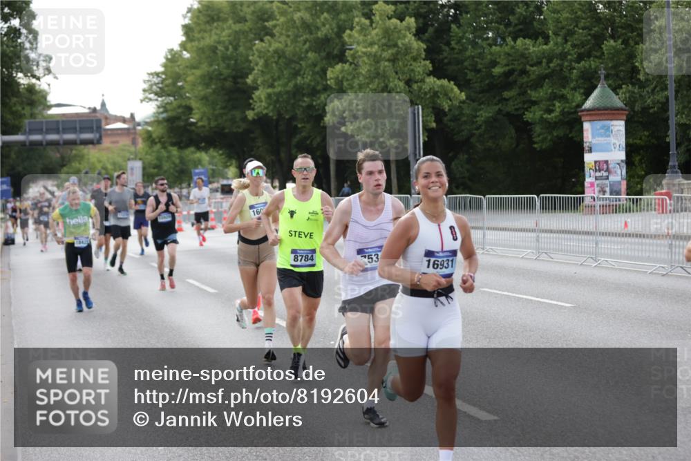 29.06.2025 - hella hamburg halbmarathon Jannik Wohlers http://msf.ph/oto/8192604 29.06.2025 09:45:57 Lombardsbrücke 2525, 3809, 3843, 3955, 5042, 7534, 7845, 7901, 8784, 8864, 8956, 10298, 10865, 10929, 11230, 11282, 11833, 12987, 13252, 13617, 14276, 14293, 15391, 15689, 16065, 16140, 16580, 16931, 17213, 17826, 18235, 18422, 18562, 18563 meine-sportfotos.de