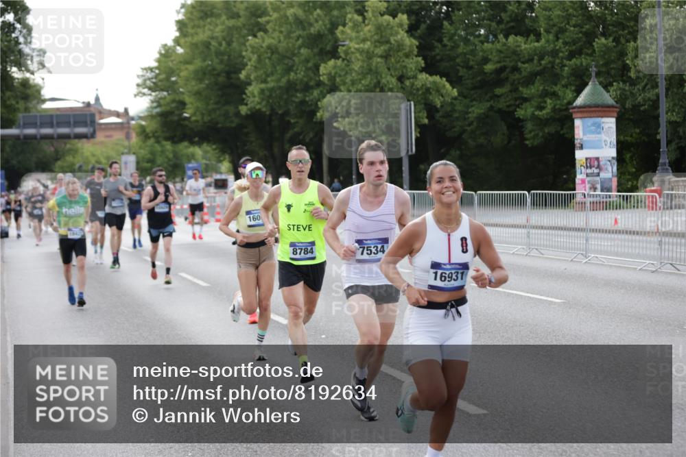 29.06.2025 - hella hamburg halbmarathon Jannik Wohlers http://msf.ph/oto/8192634 29.06.2025 09:45:57 Lombardsbrücke 2525, 3809, 3843, 3955, 5042, 7534, 7845, 7901, 8784, 8864, 8956, 10298, 10865, 10929, 11230, 11282, 11833, 12987, 13252, 13617, 14276, 14293, 15391, 15689, 16065, 16140, 16580, 16931, 17213, 17826, 18235, 18422, 18562, 18563 meine-sportfotos.de