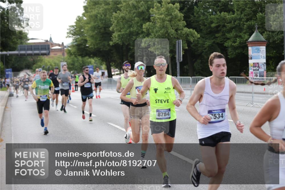 29.06.2025 - hella hamburg halbmarathon Jannik Wohlers http://msf.ph/oto/8192707 29.06.2025 09:45:57 Lombardsbrücke 2525, 3809, 3843, 3955, 5042, 7534, 7845, 7901, 8784, 8864, 8956, 10298, 10865, 10929, 11230, 11282, 11833, 12987, 13252, 13617, 14276, 14293, 15391, 15689, 16065, 16140, 16580, 16931, 17213, 17826, 18235, 18422, 18562, 18563 meine-sportfotos.de