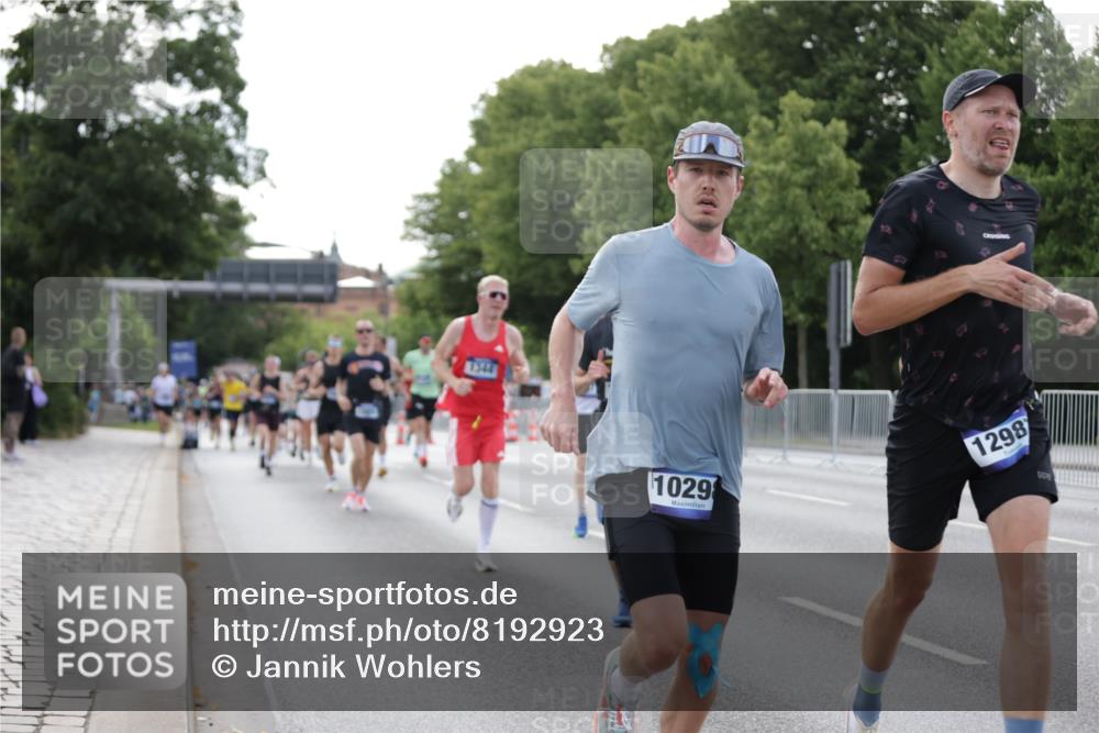 29.06.2025 - hella hamburg halbmarathon Jannik Wohlers http://msf.ph/oto/8192923 29.06.2025 09:46:03 Lombardsbrücke 1344, 1889, 3955, 4477, 7534, 7845, 7901, 8784, 8864, 8956, 10298, 10865, 10929, 11230, 11304, 11661, 12987, 13252, 13617, 13961, 14276, 15391, 15902, 16065, 16140, 16243, 16811, 16931, 17213, 17826, 18235, 18422, 18562, 18563 meine-sportfotos.de