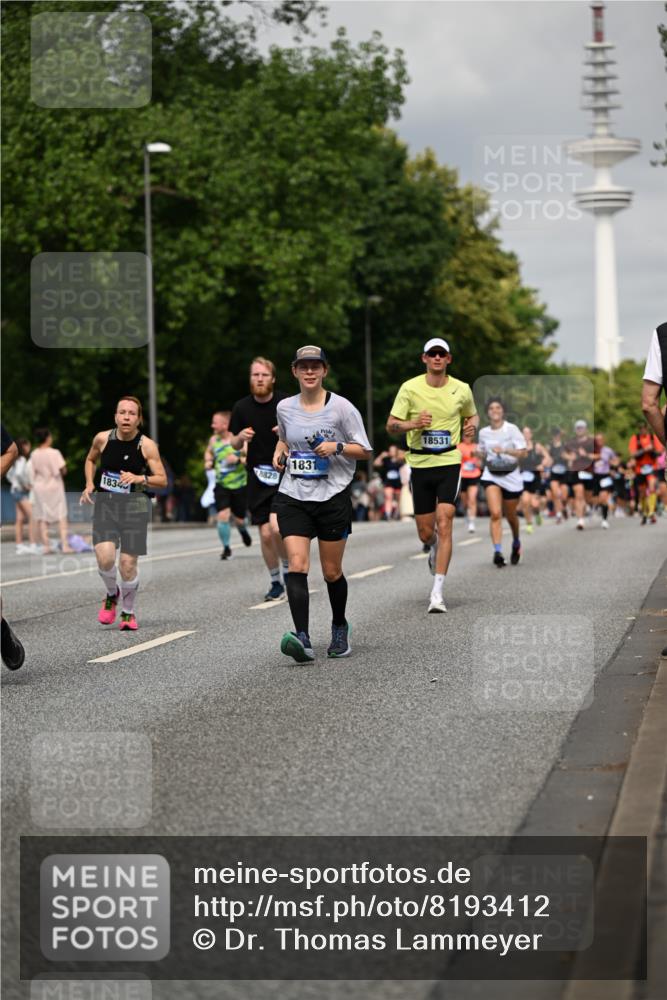 29.06.2025 - hella hamburg halbmarathon Dr. Thomas Lammeyer http://msf.ph/oto/8193412 29.06.2025 10:11:14 Kennedybrücke 4502, 5287, 5807, 5845, 6314, 6664, 9560, 10212, 10703, 11114, 11394 meine-sportfotos.de