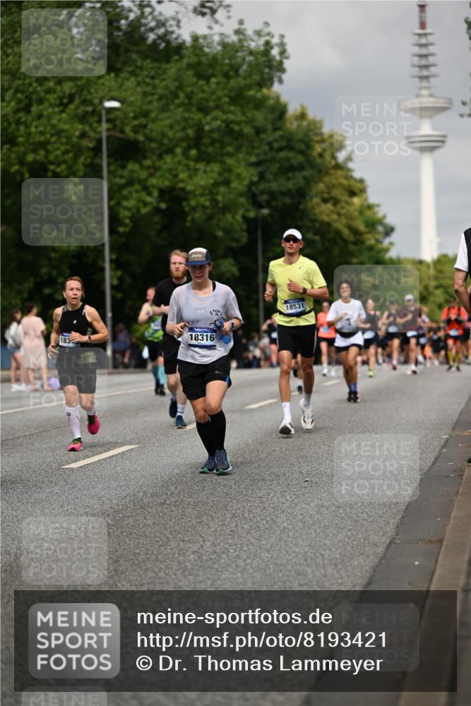 29.06.2025 - hella hamburg halbmarathon Dr. Thomas Lammeyer http://msf.ph/oto/8193421 29.06.2025 10:11:15 Kennedybrücke 4502, 5287, 5807, 5845, 5926, 6314, 6664, 9560, 10212, 10703, 11114, 11394 meine-sportfotos.de