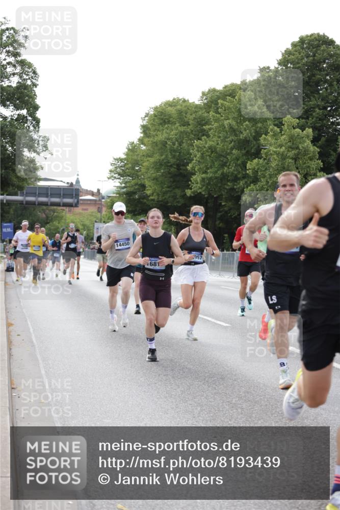 29.06.2025 - hella hamburg halbmarathon Jannik Wohlers http://msf.ph/oto/8193439 29.06.2025 09:46:08 Lombardsbrücke 1344, 1889, 4477, 4944, 5048, 6683, 7534, 7901, 8784, 8864, 10298, 10865, 10929, 11230, 11304, 11661, 12447, 12987, 13252, 13617, 13961, 14450, 15902, 16065, 16140, 16243, 16811, 16931, 16957, 17751, 18277, 18422 meine-sportfotos.de