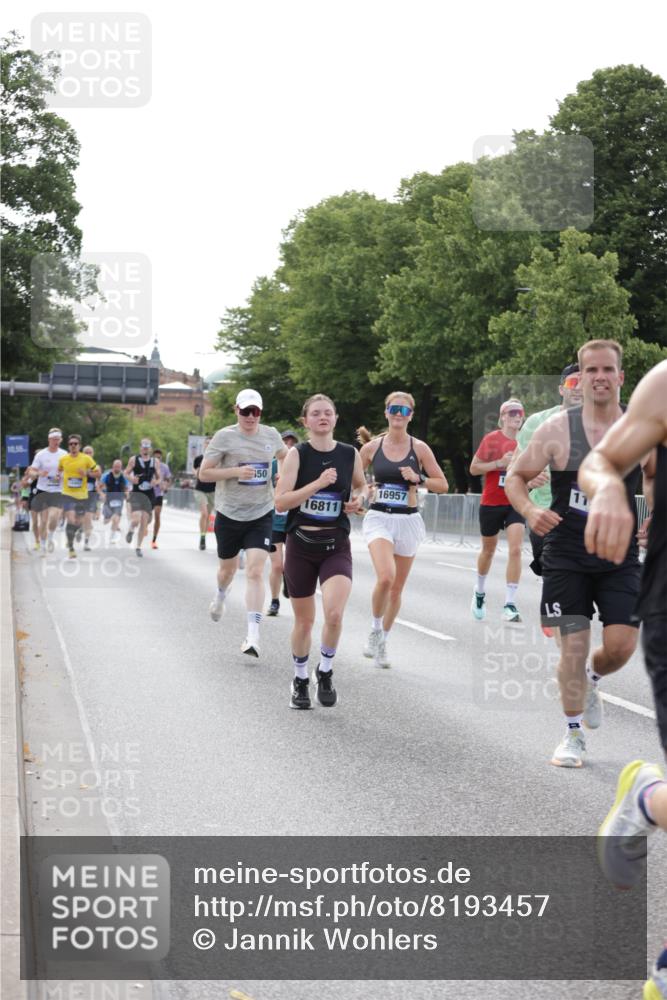 29.06.2025 - hella hamburg halbmarathon Jannik Wohlers http://msf.ph/oto/8193457 29.06.2025 09:46:08 Lombardsbrücke 1344, 1889, 4477, 4944, 5048, 6683, 7534, 7901, 8784, 8864, 10298, 10865, 10929, 11230, 11304, 11661, 12447, 12987, 13252, 13617, 13961, 14450, 15902, 16065, 16140, 16243, 16811, 16931, 16957, 17751, 18277, 18422 meine-sportfotos.de