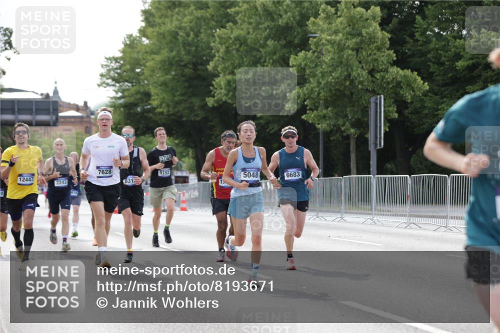 29.06.2025 - hella hamburg halbmarathon Jannik Wohlers http://msf.ph/oto/8193671 29.06.2025 09:46:12 Lombardsbrücke 1344, 1889, 2243, 4477, 4944, 5048, 5152, 6683, 7534, 7628, 8312, 8784, 10298, 10865, 10927, 10929, 11230, 11304, 11661, 12447, 12987, 13961, 14310, 14450, 15902, 16065, 16140, 16243, 16619, 16811, 16957, 17751, 18277, 18422 meine-sportfotos.de