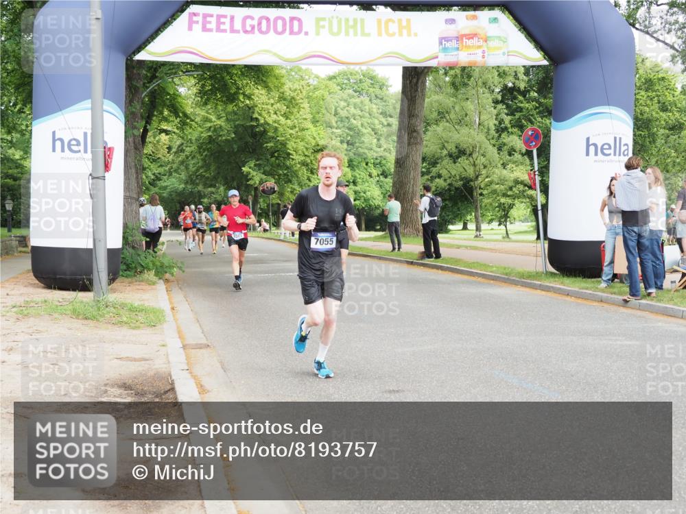 29.06.2025 - hella hamburg halbmarathon MichiJ http://msf.ph/oto/8193757 29.06.2025 10:20:13 Zwischen KM18-KM19 7055, 17768, 18235 meine-sportfotos.de