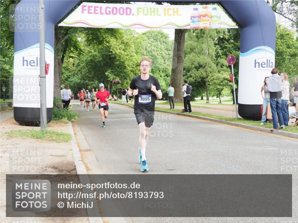 29.06.2025 - hella hamburg halbmarathon MichiJ http://msf.ph/oto/8193793 29.06.2025 10:20:13 Zwischen KM18-KM19 7055, 17768, 18235 meine-sportfotos.de
