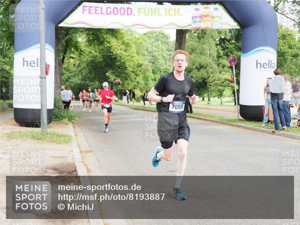 29.06.2025 - hella hamburg halbmarathon MichiJ http://msf.ph/oto/8193887 29.06.2025 10:20:13 Zwischen KM18-KM19 7055, 17768, 18235 meine-sportfotos.de