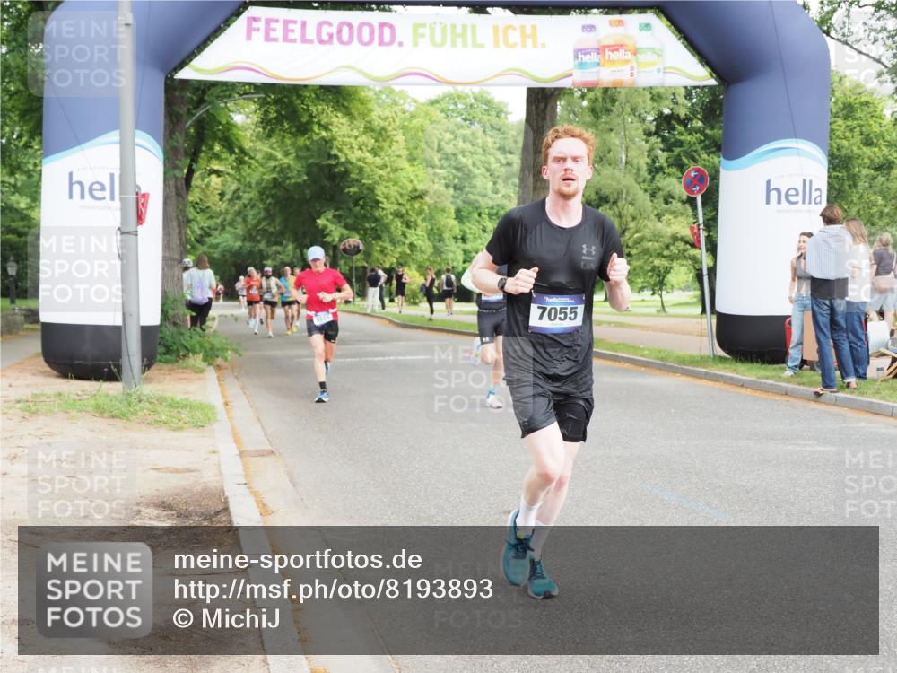 29.06.2025 - hella hamburg halbmarathon MichiJ http://msf.ph/oto/8193893 29.06.2025 10:20:13 Zwischen KM18-KM19 7055, 17768, 18235 meine-sportfotos.de