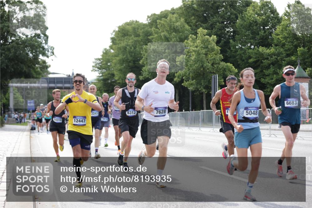 29.06.2025 - hella hamburg halbmarathon Jannik Wohlers http://msf.ph/oto/8193935 29.06.2025 09:46:14 Lombardsbrücke 1344, 1889, 2243, 4477, 4944, 5048, 5152, 6683, 7628, 8312, 8784, 10298, 10927, 10929, 11230, 11304, 11661, 12447, 12987, 13961, 14310, 14450, 15902, 16065, 16140, 16243, 16505, 16619, 16811, 16957, 17751, 18277, 18422 meine-sportfotos.de
