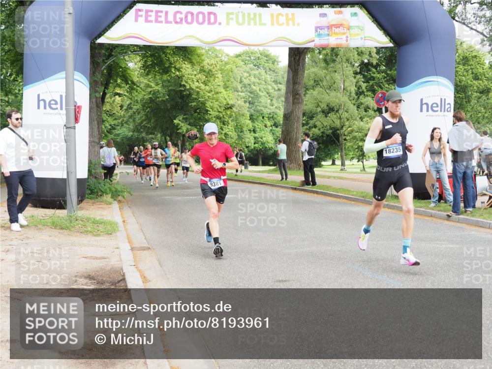 29.06.2025 - hella hamburg halbmarathon MichiJ http://msf.ph/oto/8193961 29.06.2025 10:20:15 Zwischen KM18-KM19 7055, 9381, 18235 meine-sportfotos.de