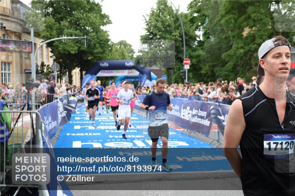 29.06.2025 - hella hamburg halbmarathon Zöllner http://msf.ph/oto/8193974 29.06.2025 10:45:20 Ziel 2188, 2367, 2470, 5706, 6054, 6375, 9105, 10064, 12783, 15563, 15636, 15651, 15741, 15760, 16513 meine-sportfotos.de