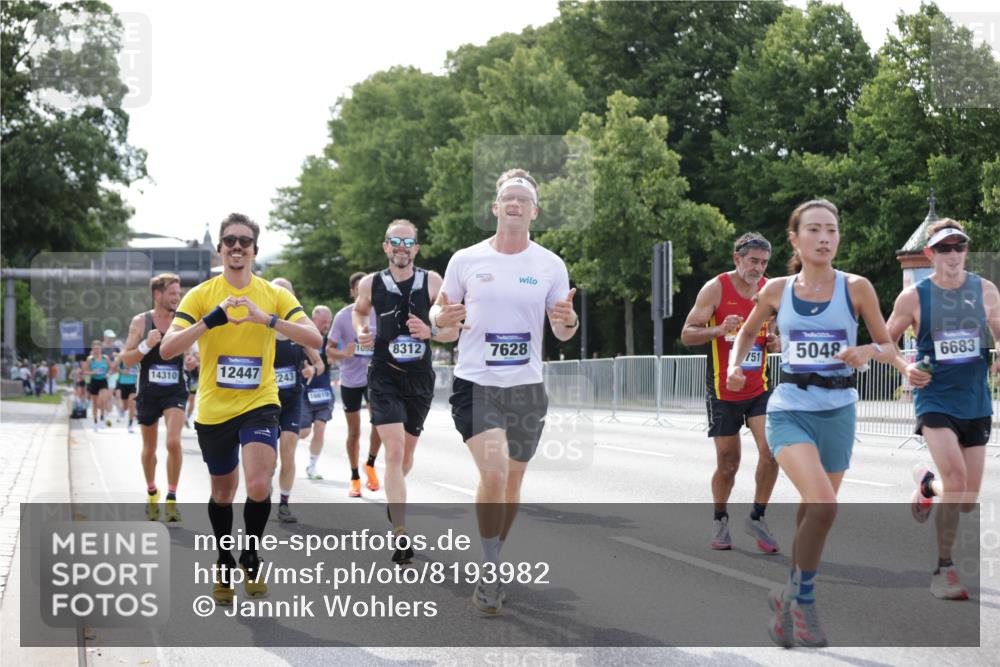 29.06.2025 - hella hamburg halbmarathon Jannik Wohlers http://msf.ph/oto/8193982 29.06.2025 09:46:14 Lombardsbrücke 1344, 1889, 2243, 4477, 4944, 5048, 5152, 6683, 7628, 8312, 8784, 10298, 10927, 10929, 11230, 11304, 11661, 12447, 12987, 13961, 14310, 14450, 15902, 16065, 16140, 16243, 16505, 16619, 16811, 16957, 17751, 18277, 18422 meine-sportfotos.de