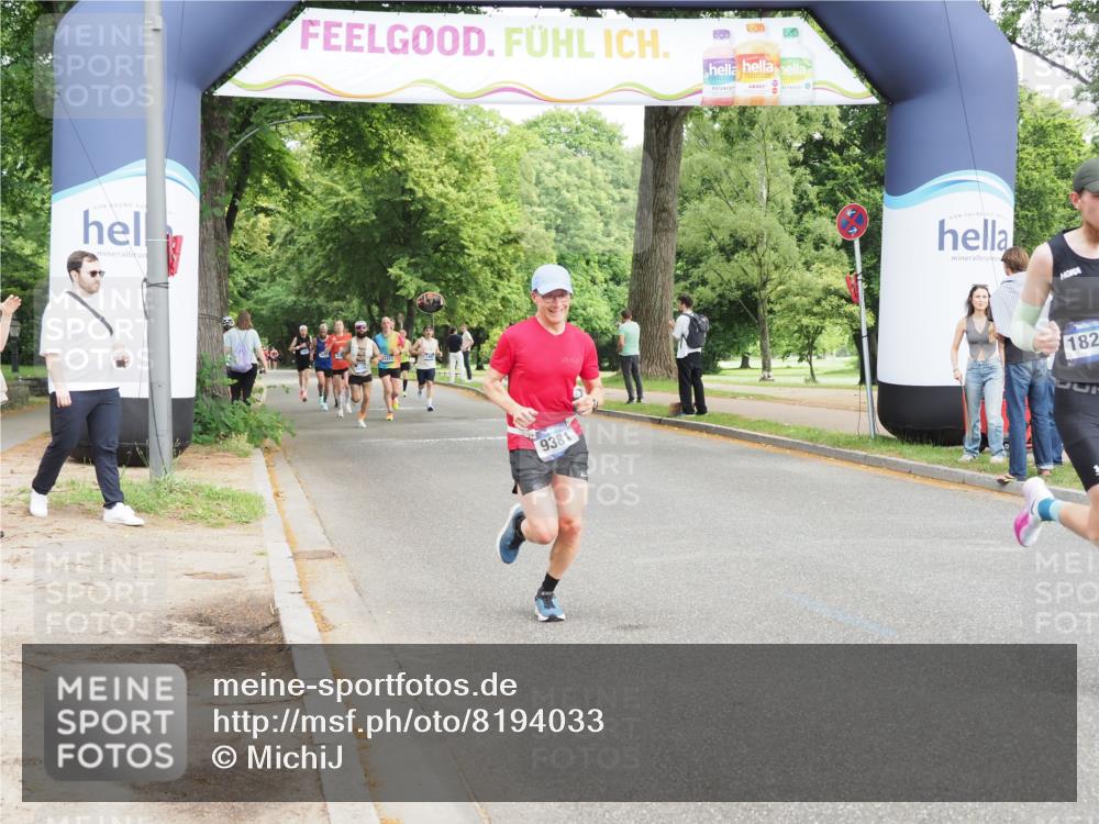 29.06.2025 - hella hamburg halbmarathon MichiJ http://msf.ph/oto/8194033 29.06.2025 10:20:15 Zwischen KM18-KM19 7055, 9381, 18235 meine-sportfotos.de