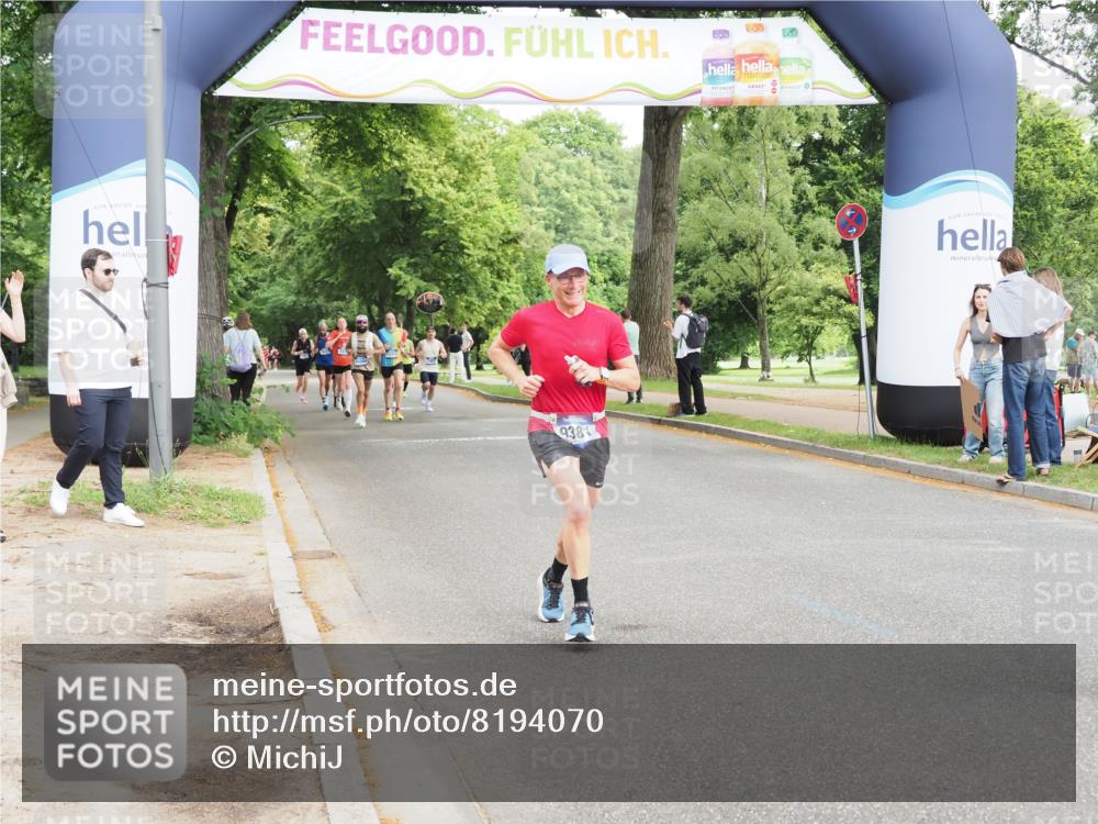 29.06.2025 - hella hamburg halbmarathon MichiJ http://msf.ph/oto/8194070 29.06.2025 10:20:15 Zwischen KM18-KM19 7055, 9381, 18235 meine-sportfotos.de
