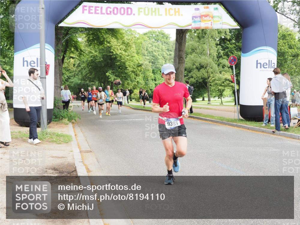29.06.2025 - hella hamburg halbmarathon MichiJ http://msf.ph/oto/8194110 29.06.2025 10:20:16 Zwischen KM18-KM19 7055, 9381, 18235 meine-sportfotos.de