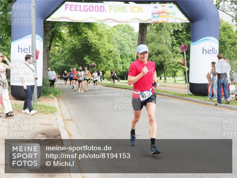 29.06.2025 - hella hamburg halbmarathon MichiJ http://msf.ph/oto/8194153 29.06.2025 10:20:16 Zwischen KM18-KM19 7055, 9381, 18235 meine-sportfotos.de