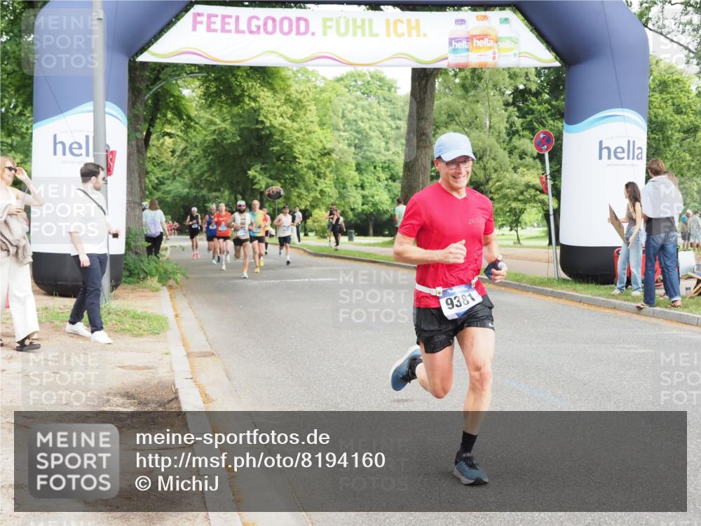 29.06.2025 - hella hamburg halbmarathon MichiJ http://msf.ph/oto/8194160 29.06.2025 10:20:16 Zwischen KM18-KM19 7055, 9381, 18235 meine-sportfotos.de