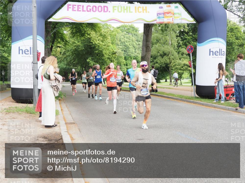 29.06.2025 - hella hamburg halbmarathon MichiJ http://msf.ph/oto/8194290 29.06.2025 10:20:19 Zwischen KM18-KM19 3201, 7055, 9381, 16508, 18235 meine-sportfotos.de