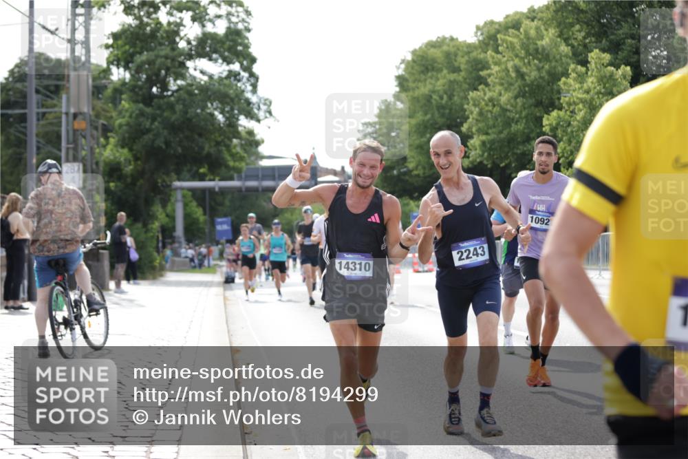 29.06.2025 - hella hamburg halbmarathon Jannik Wohlers http://msf.ph/oto/8194299 29.06.2025 09:46:16 Lombardsbrücke 1344, 1889, 2243, 4477, 4944, 5048, 5152, 6683, 7628, 8312, 10298, 10927, 10929, 11230, 11304, 11661, 12447, 12899, 12987, 13493, 13494, 13961, 14310, 14450, 15902, 16243, 16505, 16619, 16811, 16957, 17137, 17751, 18026, 18277, 18422, 18824 meine-sportfotos.de