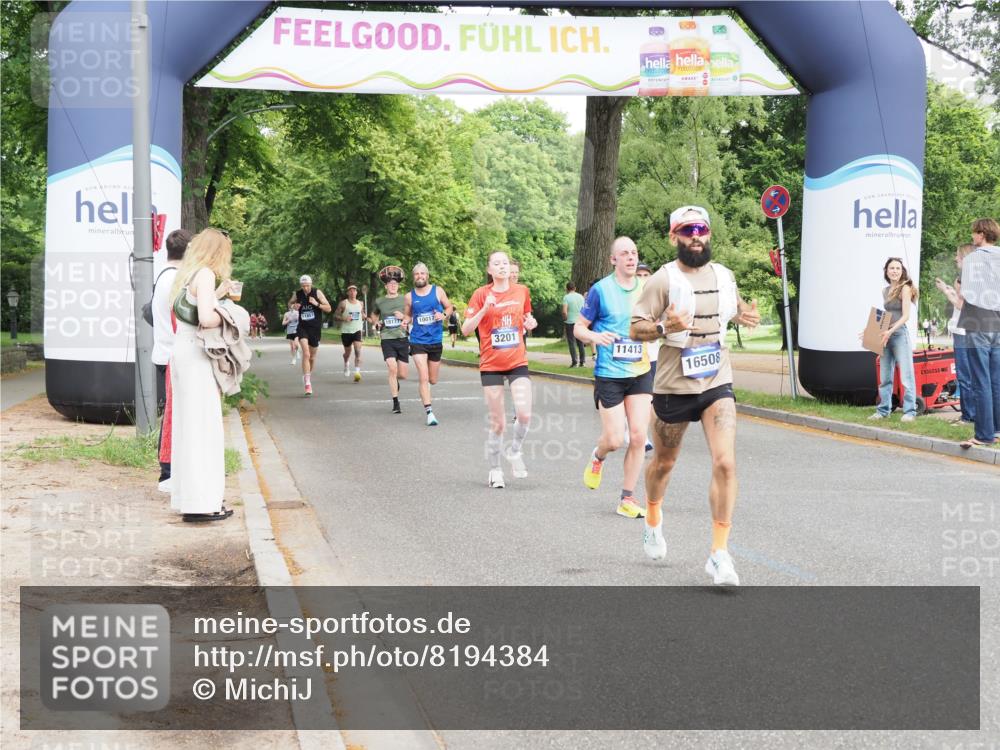 29.06.2025 - hella hamburg halbmarathon MichiJ http://msf.ph/oto/8194384 29.06.2025 10:20:20 Zwischen KM18-KM19 3201, 7481, 9381, 10017, 11413, 16508, 18235 meine-sportfotos.de