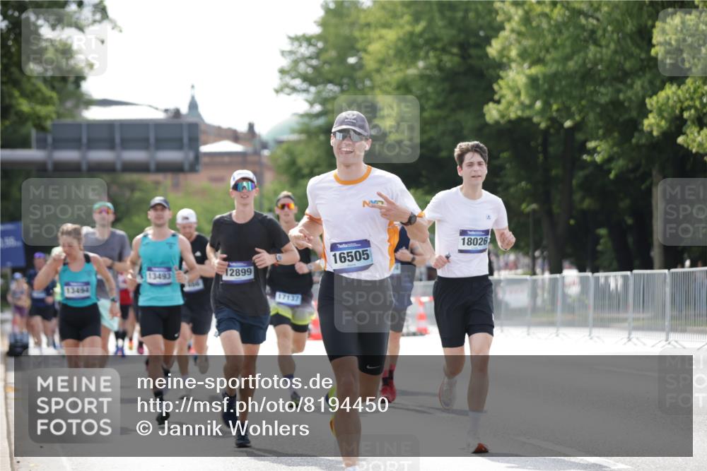 29.06.2025 - hella hamburg halbmarathon Jannik Wohlers http://msf.ph/oto/8194450 29.06.2025 09:46:18 Lombardsbrücke 1344, 1889, 2243, 4477, 4944, 5048, 5152, 6683, 7466, 7628, 8312, 10298, 10477, 10927, 11304, 11661, 12447, 12899, 12987, 13199, 13493, 13494, 13961, 14310, 14450, 15902, 16243, 16505, 16619, 16811, 16957, 17137, 17751, 18026, 18277, 18600, 18824 meine-sportfotos.de