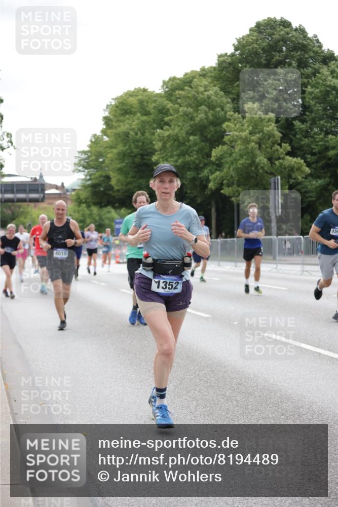 29.06.2025 - hella hamburg halbmarathon Jannik Wohlers http://msf.ph/oto/8194489 29.06.2025 10:24:31 Lombardsbrücke 1740, 2108, 2249, 4008, 4010, 4444, 5126, 7778, 9573, 11400, 11816, 11817, 14898, 15124, 15153, 15942, 17185, 17535, 17954, 18194, 18198 meine-sportfotos.de